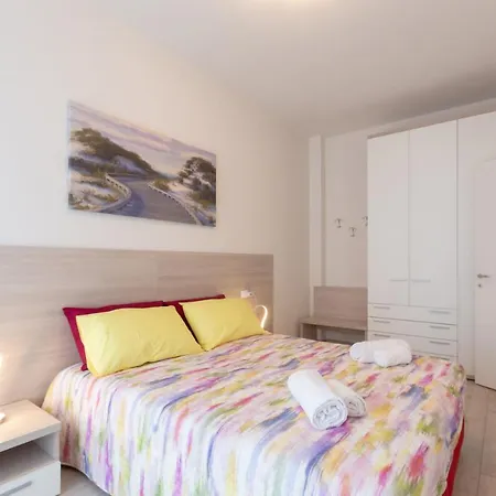 Apartment Enjoy, By Short Holidays *